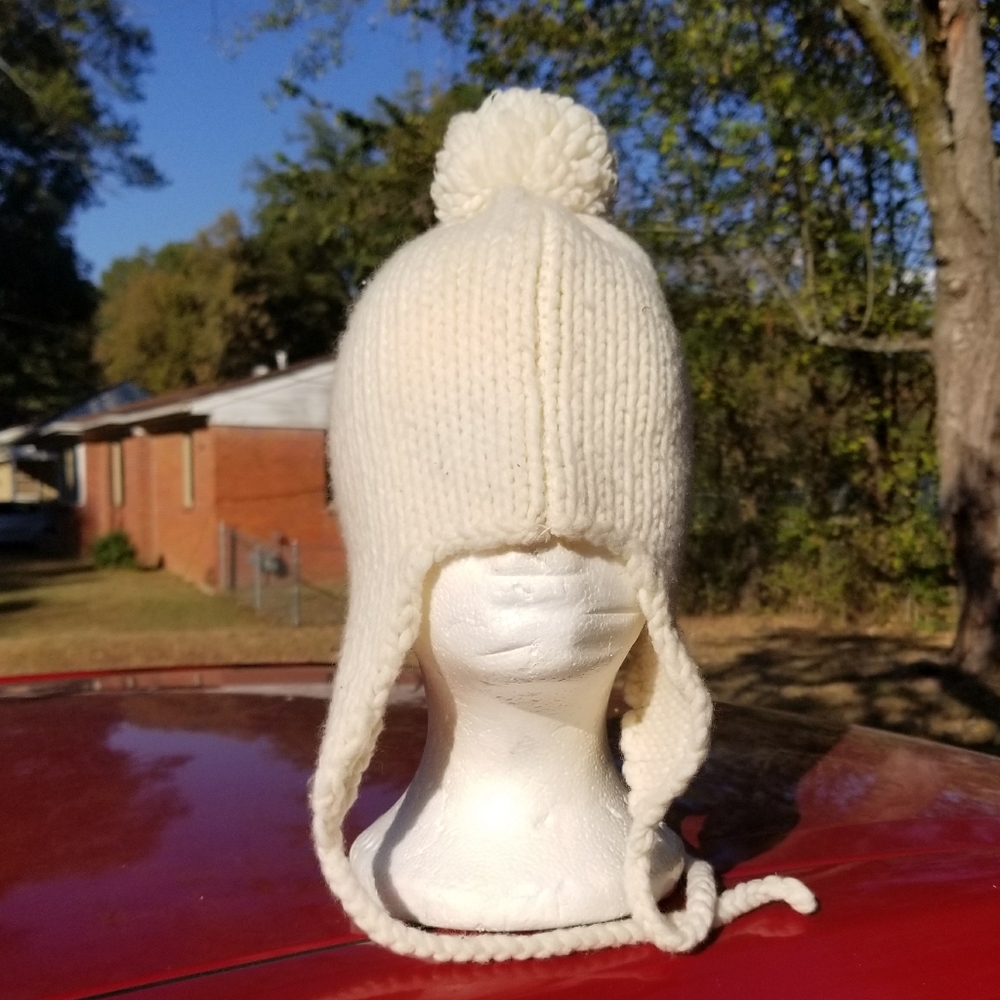 Pom pom hats - Picture 1 of 6